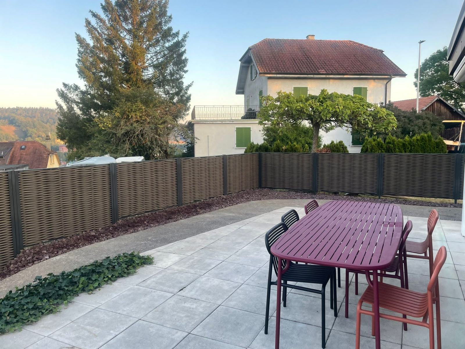 Terrasse aménagée avec clôture tressée