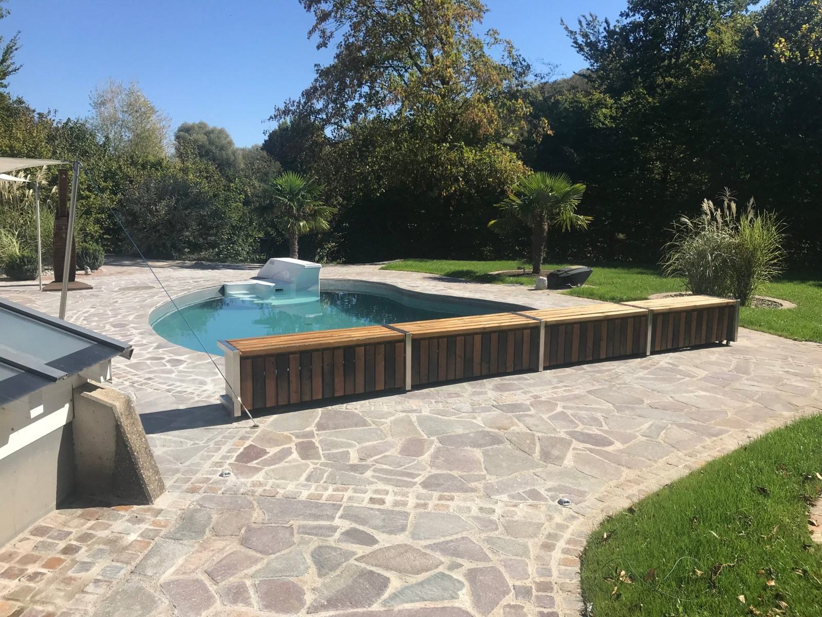 Aménagement paysager avec terrasse en pierre réalisé par Olivert dans le Jura